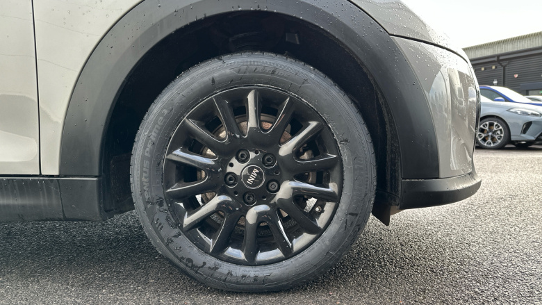 MINI Hatchback 1.5 Cooper Classic Premium 5dr Petrol Hatchback